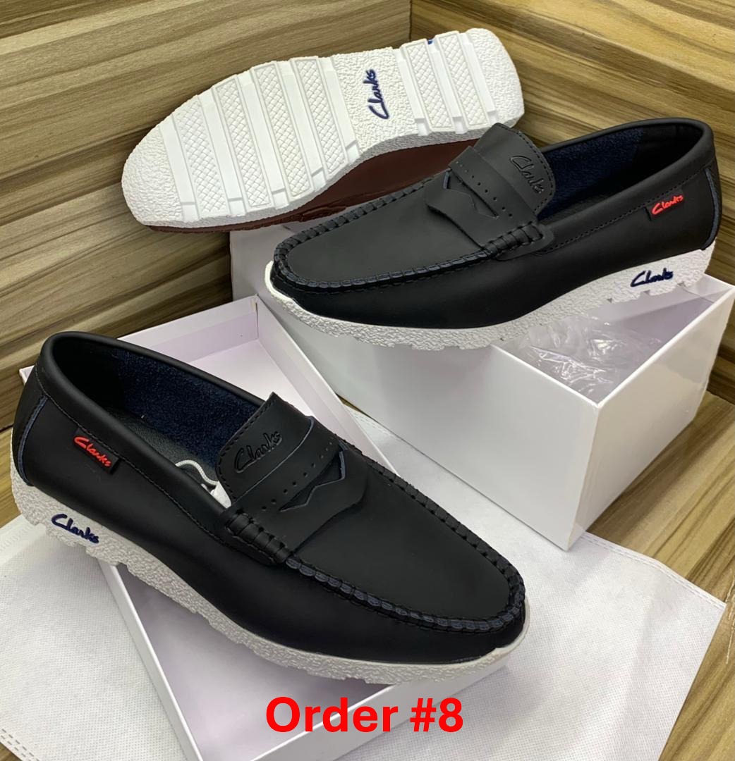 Black andwhit sole clarks